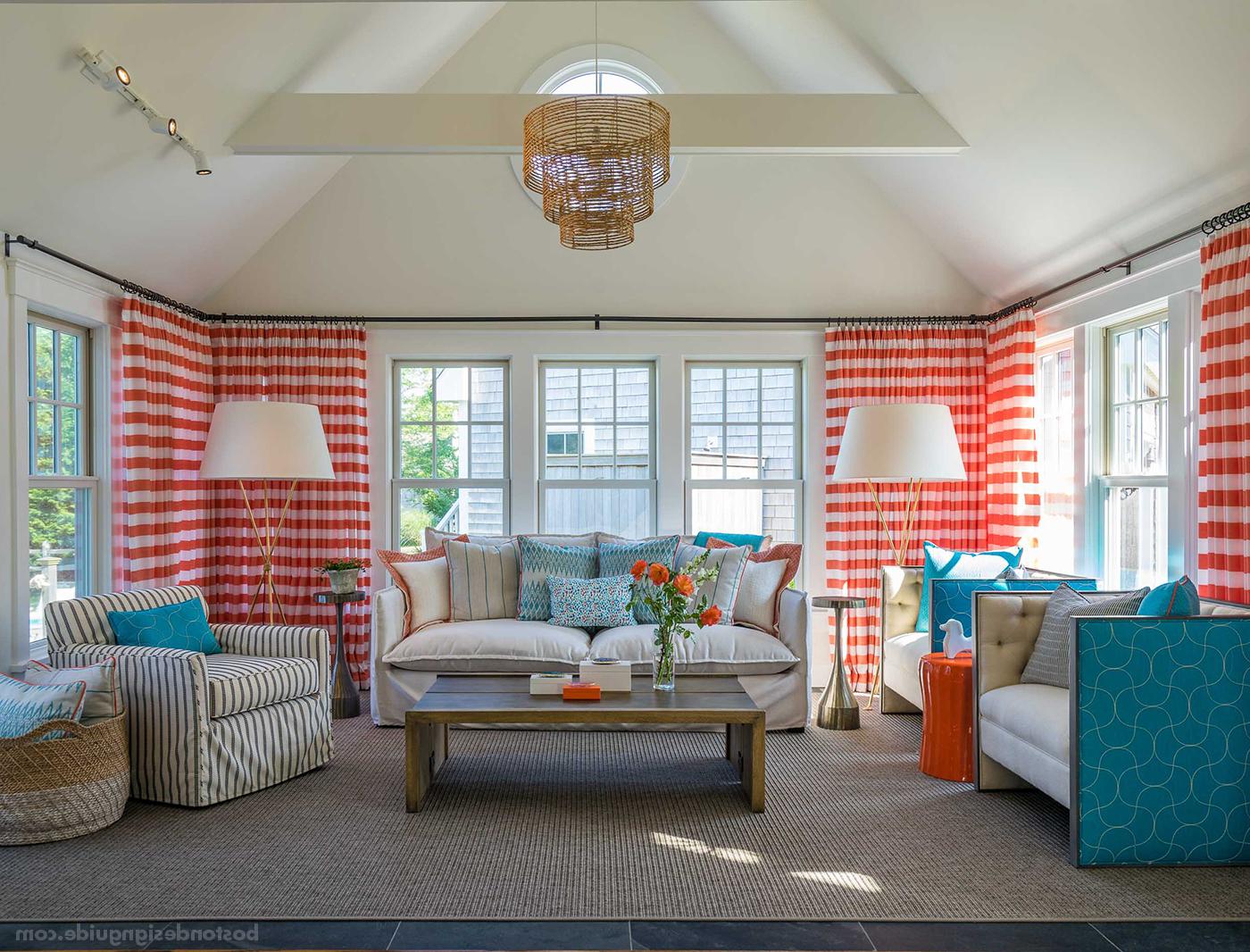 色彩缤纷的客厅与绳索口音玛莎葡萄园室内设计