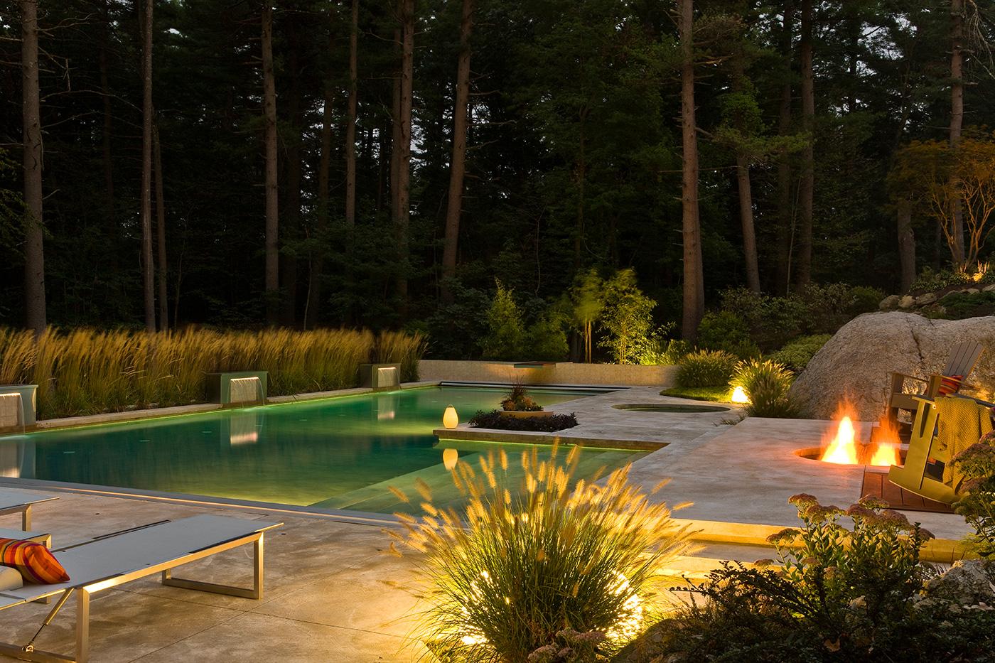 当代泳池露台和花园由萨德伯里设计集团