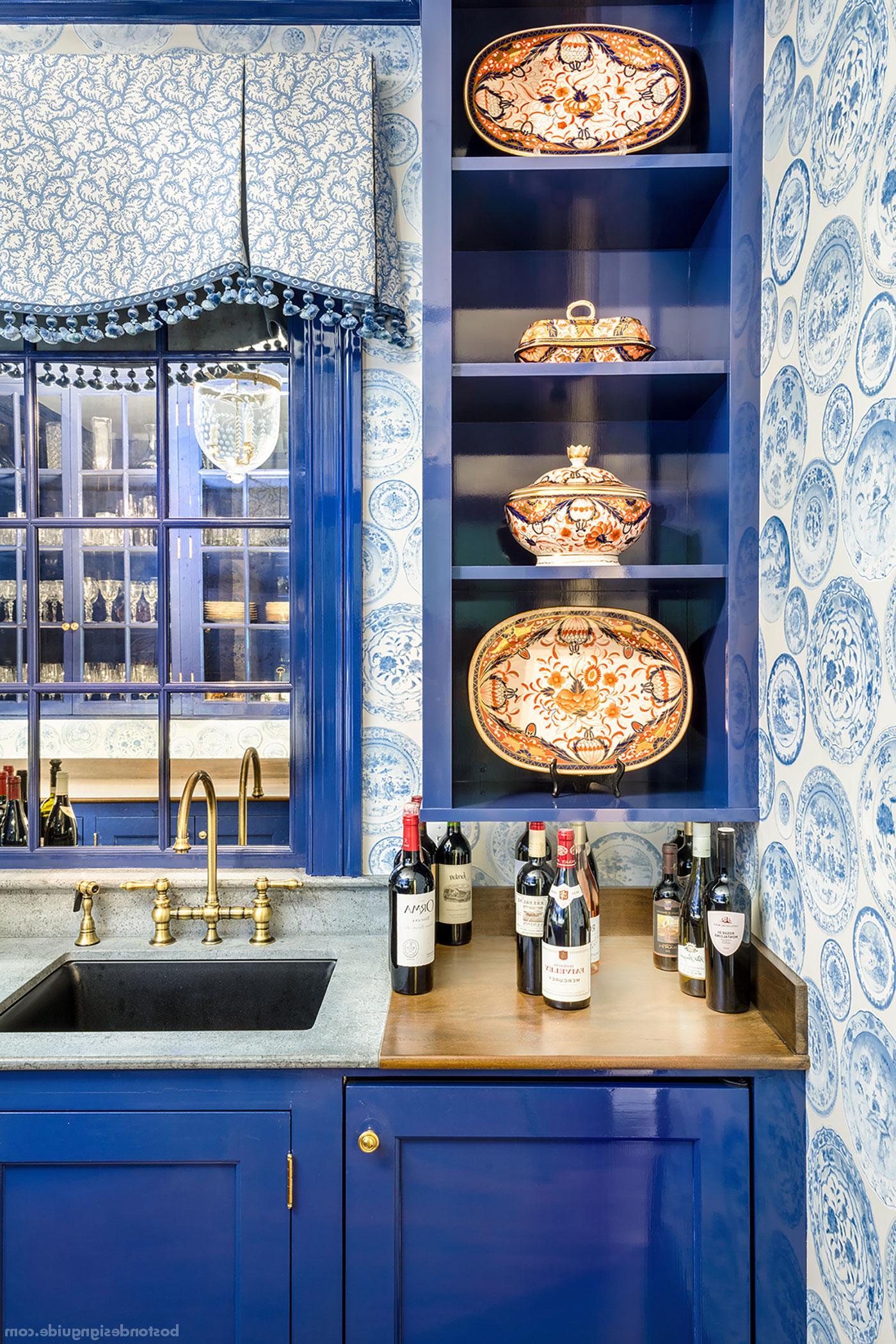 由卡特设计的经典蓝色湿酒吧 & 公司室内设计 
